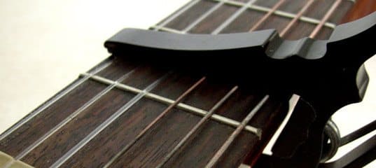 Gitaar capo: De ultieme gids voor het gebruik gitaar capo gids