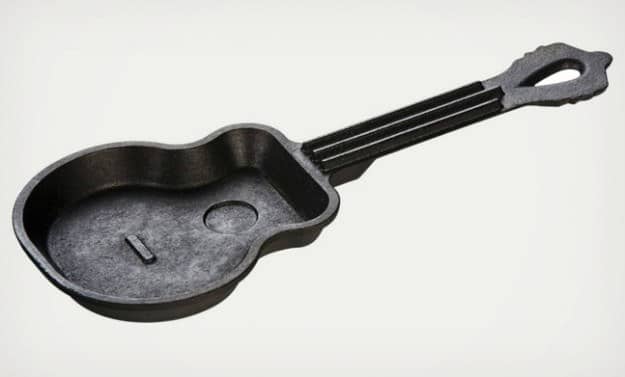 koekenpan in de vorm van een gitaar